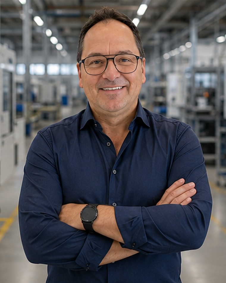 Marco Houillot in einer Produktionshalle